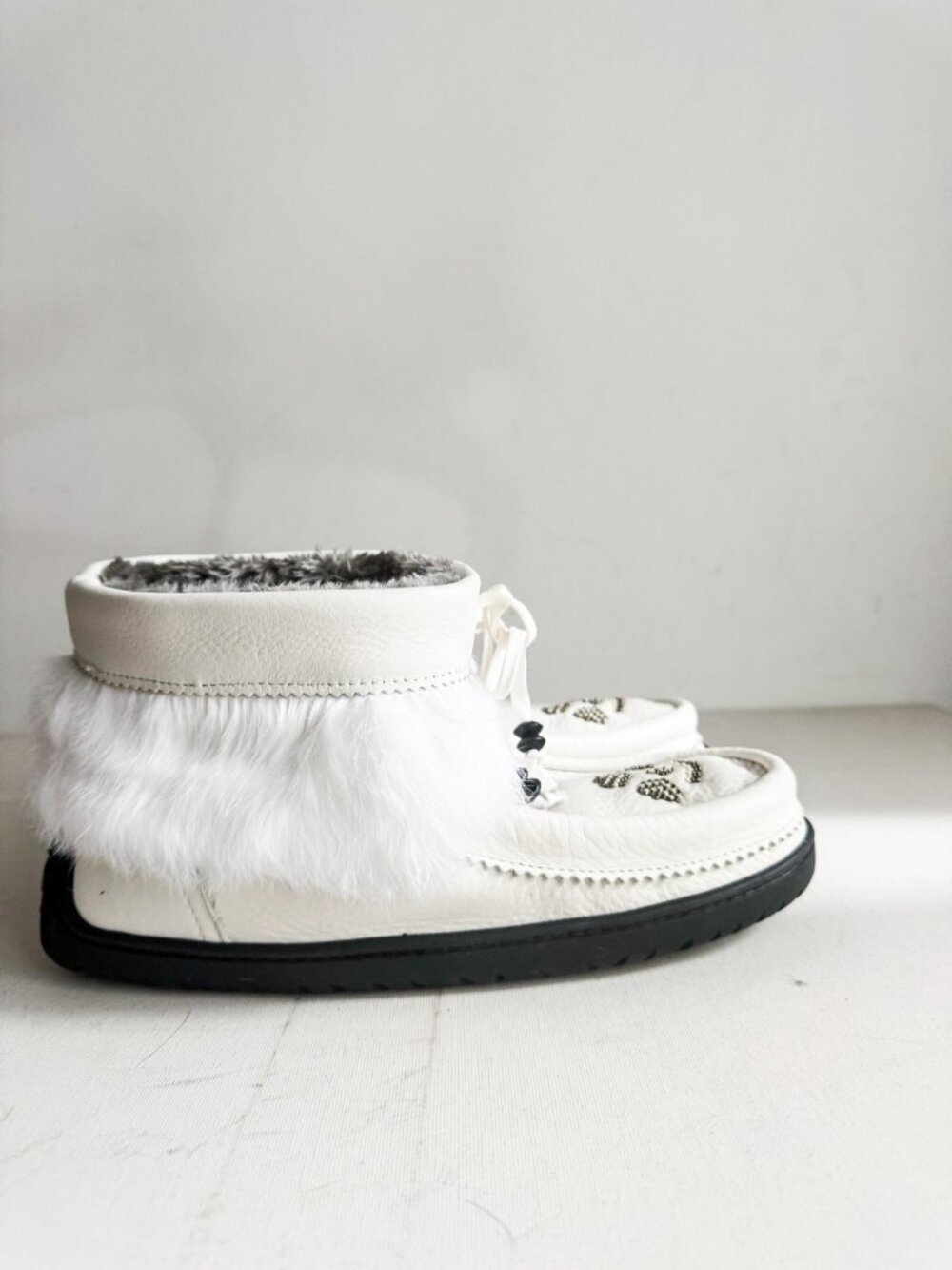 Manitobah Mukluks White Leather Beaded Embroidered Winter Booties 11 - Picture 2 of 8